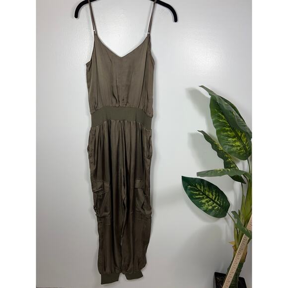 Cinq a Sept Green Jumpsuit with Elegant Design - Picture 4 of 9